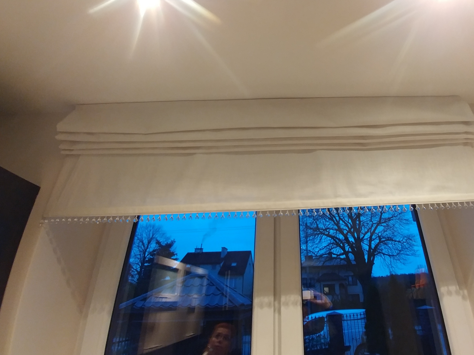białe rolety rzymskie na okno podwójne